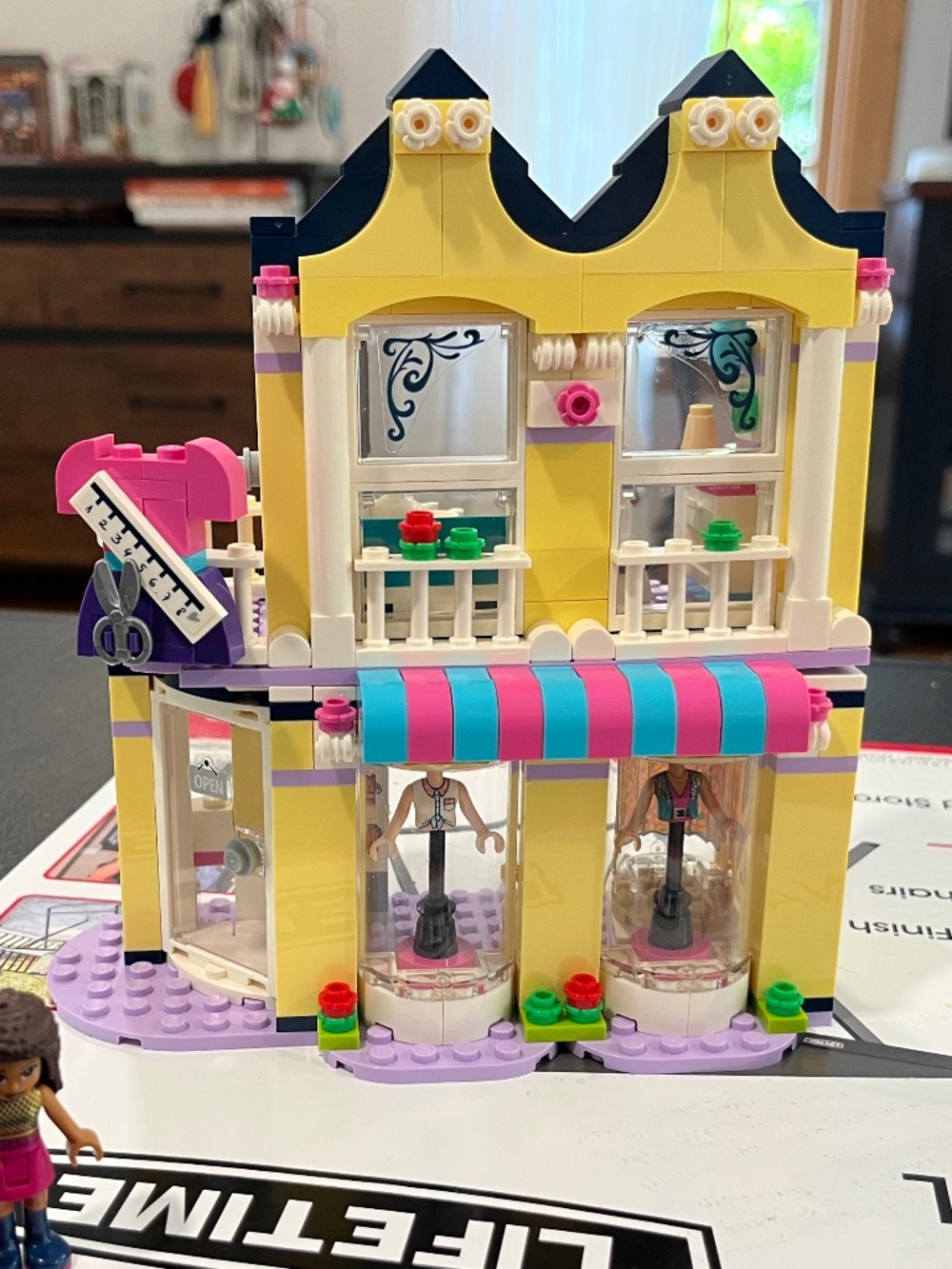 Friends LEGO Set 41427 - Emma’s Fashion Shop